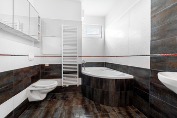 Koupelna s WC - Prodej bytu 4+kk v osobním vlastnictví 102 m², Praha 10 - Uhříněves