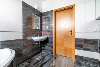 Koupelna s WC - Prodej bytu 4+kk v osobním vlastnictví 102 m², Praha 10 - Uhříněves