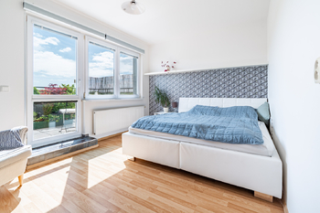Ložnice se vchodem na terasu  - Prodej bytu 4+kk v osobním vlastnictví 102 m², Praha 10 - Uhříněves