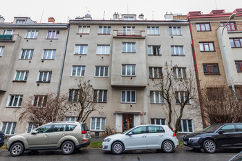 18. Průčelí domu - Pronájem bytu 2+kk v osobním vlastnictví 43 m², Praha 6 - Dejvice