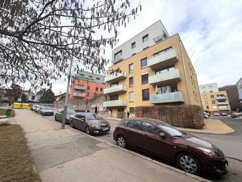 Venkovní pohled na dům - Pronájem bytu 3+kk v osobním vlastnictví 109 m², Praha 4 - Hodkovičky