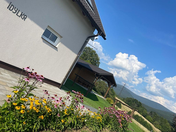 Letní pohled na Idylku v květu - Prodej domu 128 m², Branná