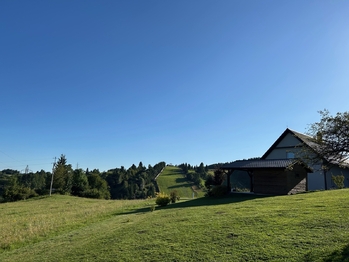 Pohled na vilu a sjezdovku v létě - Prodej chaty / chalupy 128 m², Branná