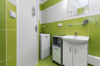 koupelna s WC - Prodej bytu 1+1 v osobním vlastnictví 48 m², Pardubice