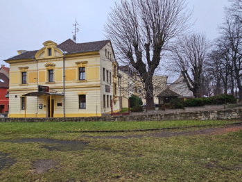 pohled na hotel | od kapličky - Prodej ubytovacího zařízení 1900 m², Duchcov