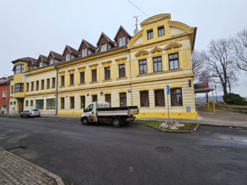 pohled na hotel | z ul. Husova - Prodej ubytovacího zařízení 1900 m², Duchcov