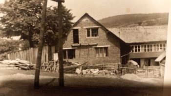 Fotografije z výstavby, kde je vidět, že dům je cihlový. Cca r.1965. - Prodej domu 180 m², Stachy