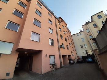 vnitroblok s parkováním - Prodej bytu 2+kk v osobním vlastnictví 64 m², Plzeň