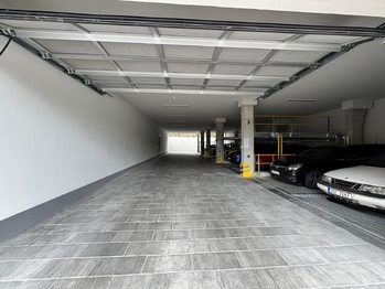 Parkovací místo na zakladačích - Pronájem garážového stání 370 m², Praha 8 - Libeň