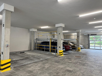 Parkovací místo na zakladačích - Pronájem garážového stání 370 m², Praha 8 - Libeň