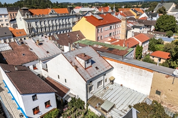 Pohled na dům z dronu ze zadní části - Prodej nájemního domu 1020 m², Jindřichův Hradec