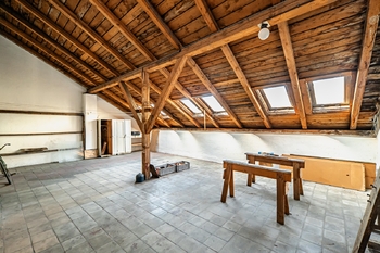 Aktuální stav půdního prostoru - Prodej nájemního domu 1020 m², Jindřichův Hradec