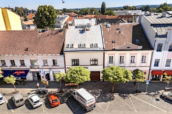 Pohled na dům z dronu z hlavní ulice - Prodej nájemního domu 1020 m², Jindřichův Hradec