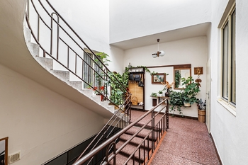 Schodiště v obývané části směrem do ulice - Prodej nájemního domu 1020 m², Jindřichův Hradec