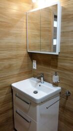 Koupelna - Pronájem bytu 3+1 v osobním vlastnictví 69 m², Rožnov pod Radhoštěm