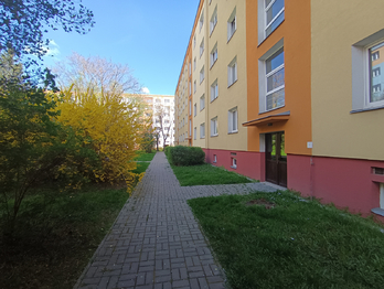 Druhý vchod do domu - Pronájem bytu 3+kk v osobním vlastnictví 51 m², Praha 10 - Malešice