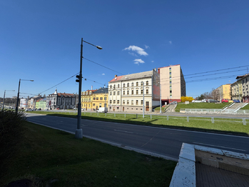 pohled na dům - Pronájem kancelářských prostor 33 m², Plzeň
