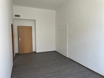 kancelář 1, vpravo možný vstup do kanceláře 3 - Pronájem kancelářských prostor 45 m², Plzeň