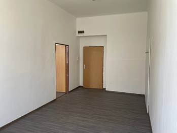 kancelář 1. vlevo vstup do kanceláře 2 - Pronájem kancelářských prostor 45 m², Plzeň