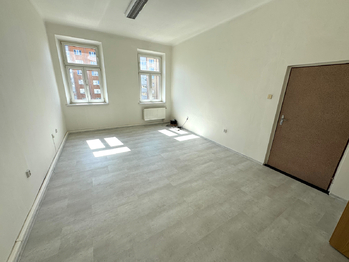 kancelář 3, vpravo vstup do kanceláře 1 - Pronájem kancelářských prostor 45 m², Plzeň