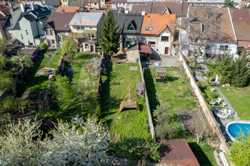 Pohled na zahradu a dům - Prodej domu 155 m², Kolín