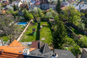 Pohled na zahradu - Prodej domu 155 m², Kolín