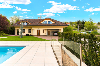 Prodej domu 307 m², Senohraby