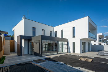 jižní pohled na dům - Prodej domu 334 m², Praha 5 - Slivenec