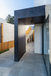 venkovní schodiště s uložným prostorem - Prodej domu 334 m², Praha 5 - Slivenec