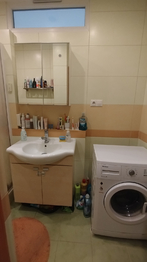 Koupelna, umyvadlo,pračka - Prodej bytu 2+kk v osobním vlastnictví 58 m², Jeseník