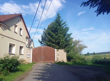 Čp. 13 - pohled od východu - Prodej zemědělského objektu 251 m², Staré Sedlo 