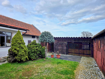 Dvůr za domem - Prodej domu 278 m², Prostějovičky