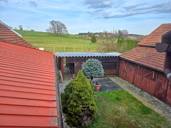 Pohled na dvůr, kůlny a zahradu - Prodej domu 278 m², Prostějovičky
