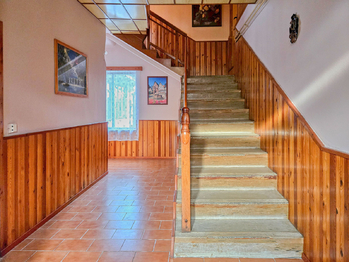 Chodba se schodištěm do 2.NP - Prodej domu 278 m², Prostějovičky