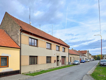 Pohled na dům, ulice - Prodej domu 278 m², Prostějovičky