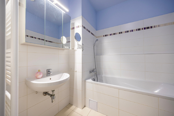 Koupelna - Pronájem bytu 3+kk v osobním vlastnictví 80 m², Praha 8 - Libeň