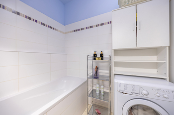 Koupelna s pračkou - Pronájem bytu 3+kk v osobním vlastnictví 80 m², Praha 8 - Libeň