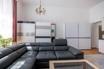 Obývací pokoj s kuchyní - Pronájem bytu 3+kk v osobním vlastnictví 80 m², Praha 8 - Libeň