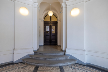 Vstup do domu - Pronájem bytu 3+kk v osobním vlastnictví 80 m², Praha 8 - Libeň