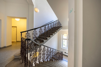 Společná chodba na patře - Pronájem bytu 3+kk v osobním vlastnictví 80 m², Praha 8 - Libeň