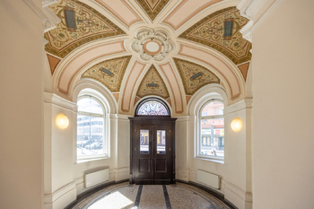 Detail vstupu do domu - Pronájem bytu 3+kk v osobním vlastnictví 80 m², Praha 8 - Libeň