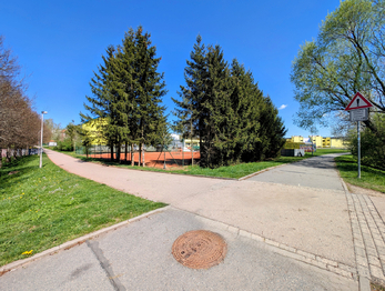 u křižovatky místních cest ... - Prodej pozemku 2518 m², Havlíčkův Brod