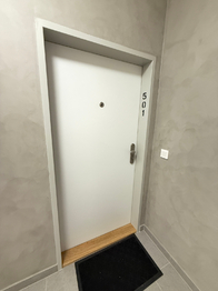 Vchod do bytu - Pronájem bytu 4+kk v osobním vlastnictví 96 m², Praha 9 - Kbely