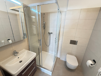 Koupelna v ložnici - Pronájem bytu 4+kk v osobním vlastnictví 96 m², Praha 9 - Kbely
