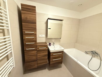 Koupelna - Pronájem bytu 4+kk v osobním vlastnictví 96 m², Praha 9 - Kbely