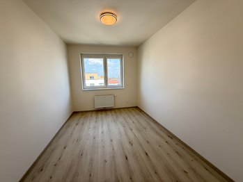 Menší dětský pokoj - Pronájem bytu 4+kk v osobním vlastnictví 96 m², Praha 9 - Kbely