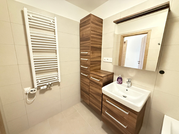 Koupelna - Pronájem bytu 4+kk v osobním vlastnictví 96 m², Praha 9 - Kbely
