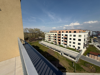 Výhled na vedlejší dům - Pronájem bytu 4+kk v osobním vlastnictví 96 m², Praha 9 - Kbely