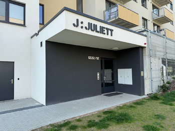Vstup do domu - Pronájem bytu 4+kk v osobním vlastnictví 96 m², Praha 9 - Kbely