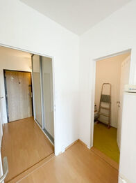 Pronájem bytu 1+kk v družstevním vlastnictví 29 m², Praha 4 - Modřany